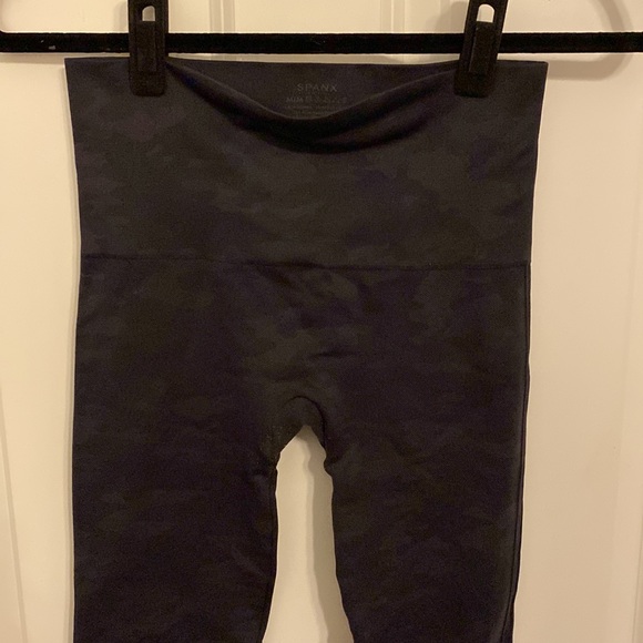 Spanx Black Camo Leggings Size Medium - Picture 5 of 5